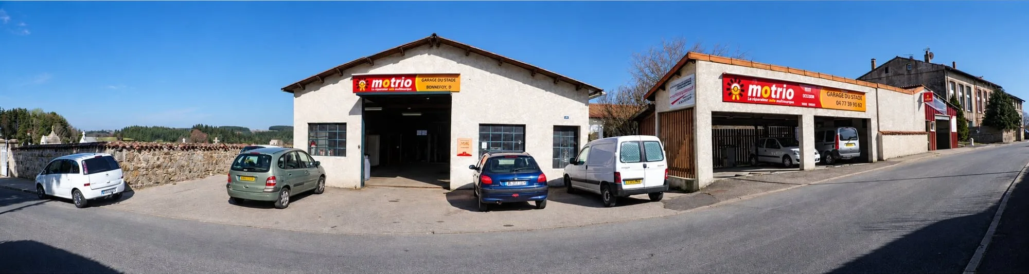 Atelier mécanique à Jonzieux, ateliers et voitures garées, 38 Rue du Stade
